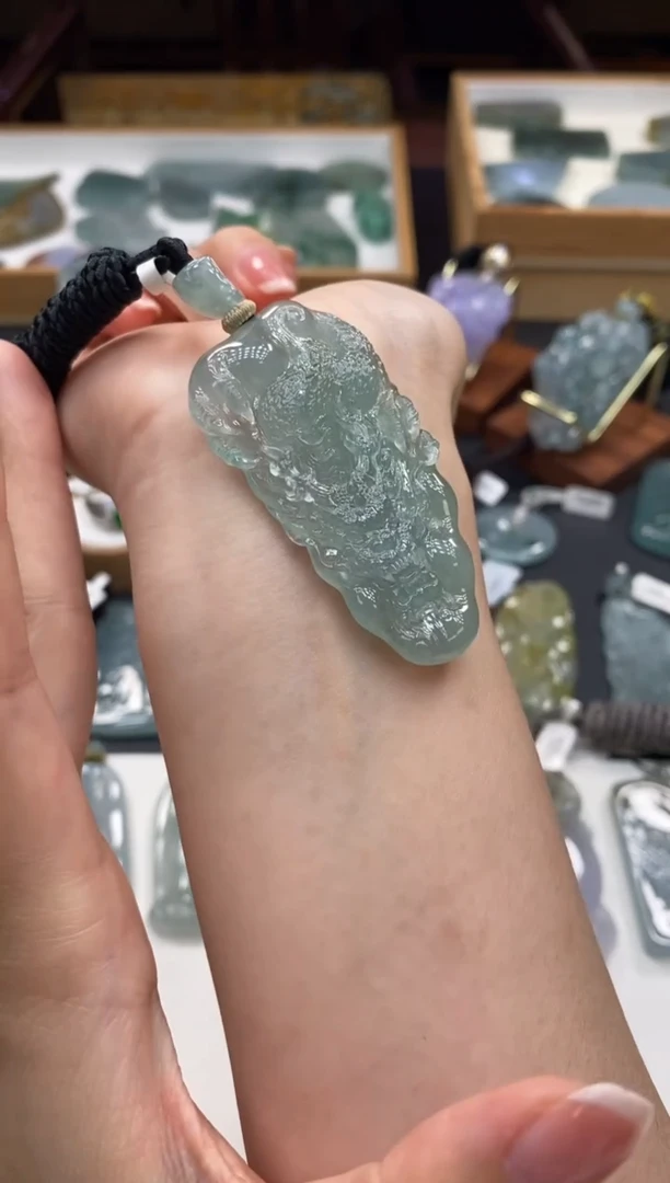 颈饰未镶嵌翡翠龙牌
