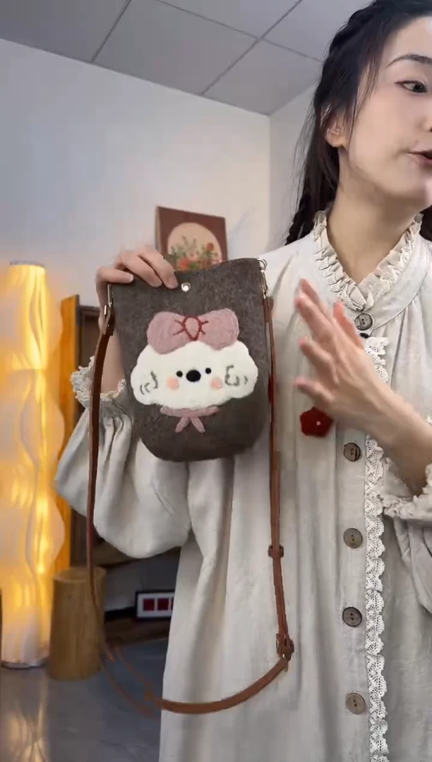 羊毛非遗纯手工包  手机包小狗