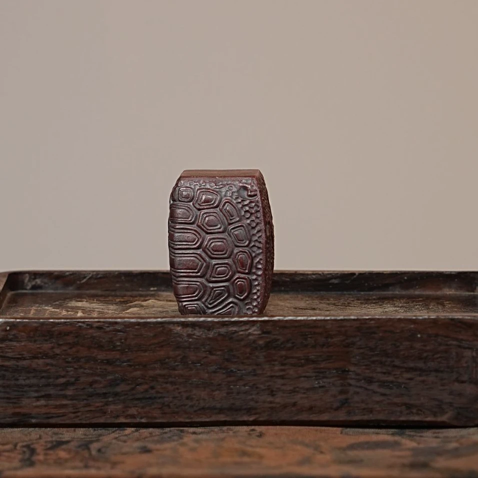 宜兴原矿石红刻绘富甲一方盖置茶宠