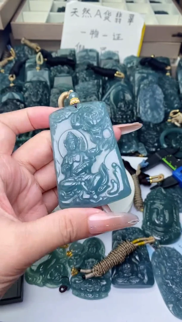 颈饰未镶嵌翡翠