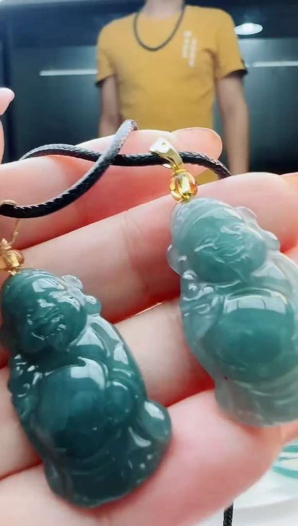 翡翠未镶嵌颈饰多样性发货其中一件