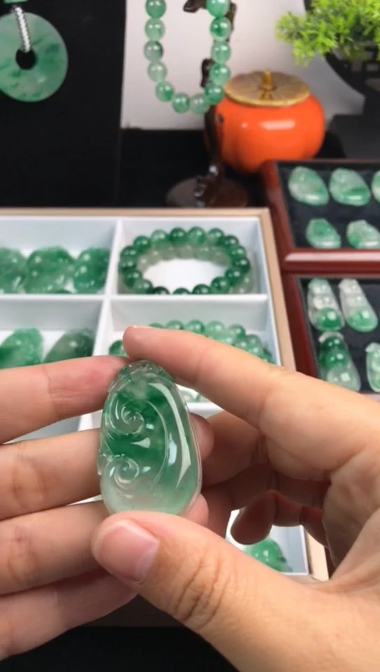 未镶嵌吊坠石英质玉（非洲翠）非洲翠