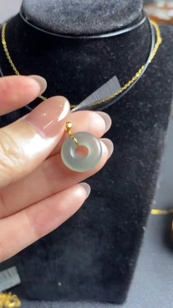 翡翠18K金镶嵌颈饰吊坠