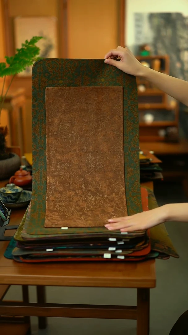 大螭龙纹加小龙腾