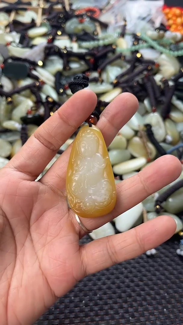 和田玉未镶嵌颈饰（多样性发一件）没有证书有瑕