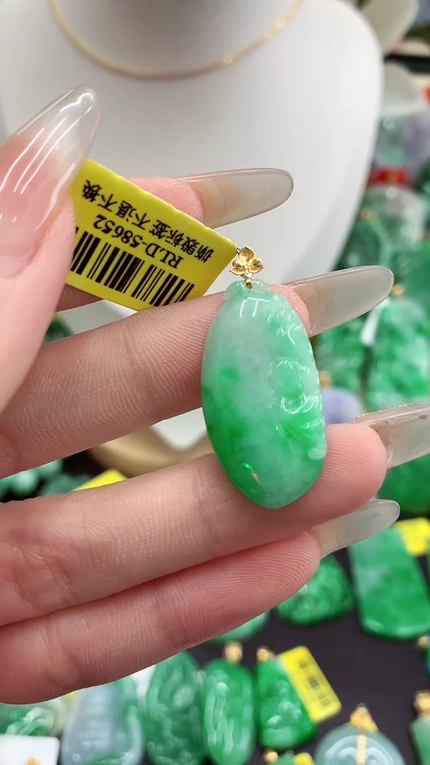 翡翠18K金镶嵌颈饰挂件