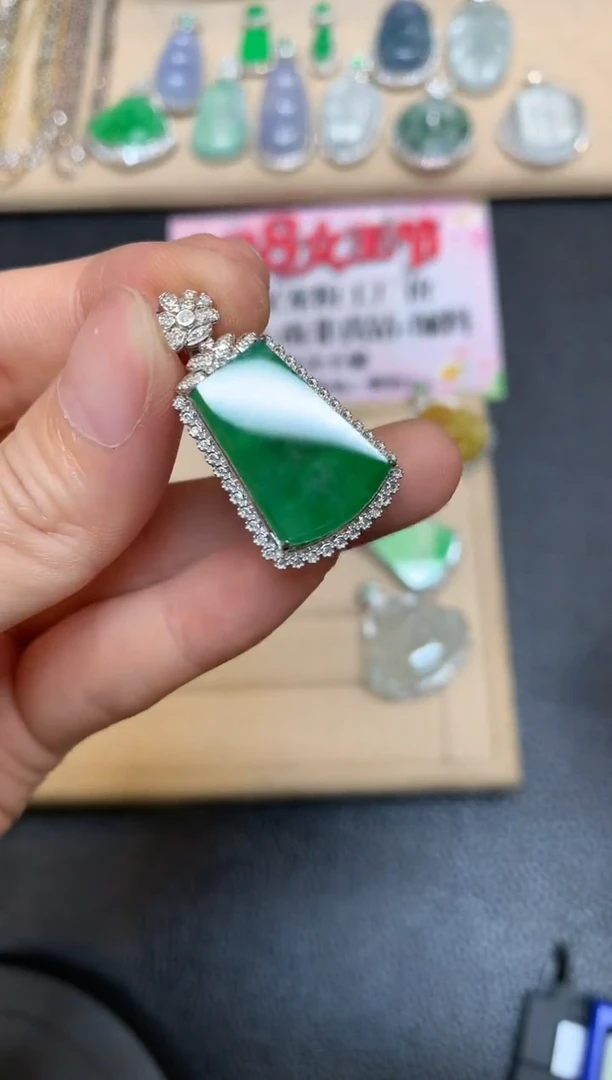 【闪购商品】翡翠颈饰18K金镶嵌无事牌【无服务费