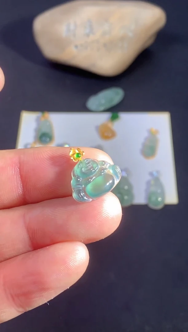 颈饰18K金镶嵌翡翠