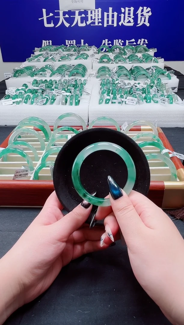 未镶嵌手镯石英质玉（非洲翠）圈口52