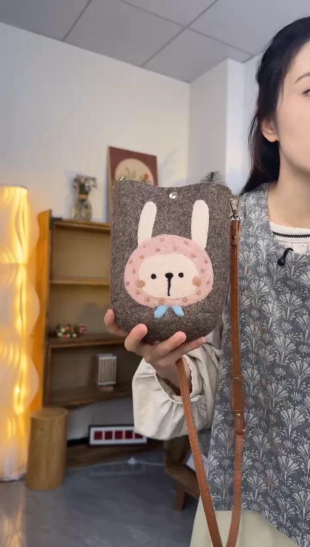 羊毛非遗纯手工包  手机包兔子