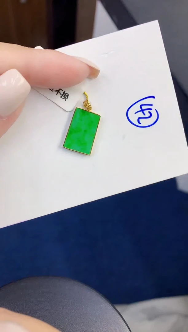 颈饰18K金镶嵌翡翠缅甸天然翡翠A货