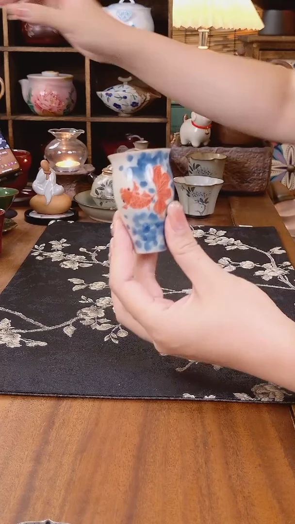 釉下手绘锦鲤美人杯