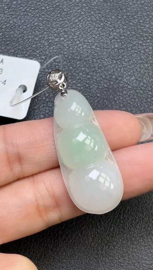 颈饰18K金镶嵌翡翠豆子