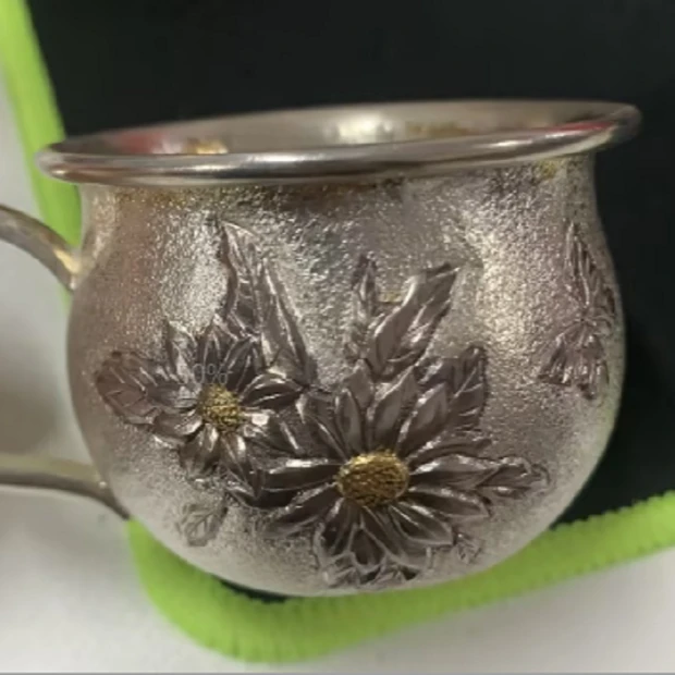 银把錾刻菊花蝴蝶嵌金小圆杯 FNNA1841