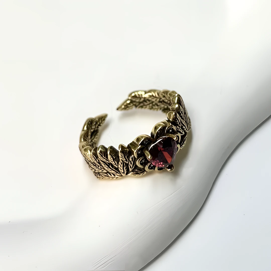 非金属合成锆石戒指 轻奢高级风爱心锆石925银翅膀花边戒指复古