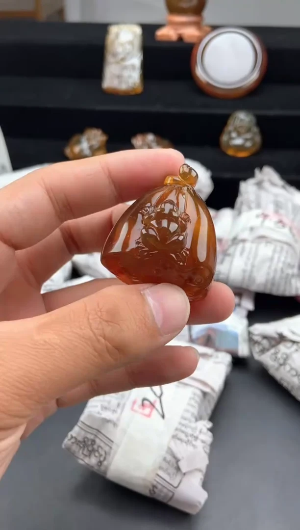 琥珀颈饰未镶嵌金棕红珀莲蓬吊坠