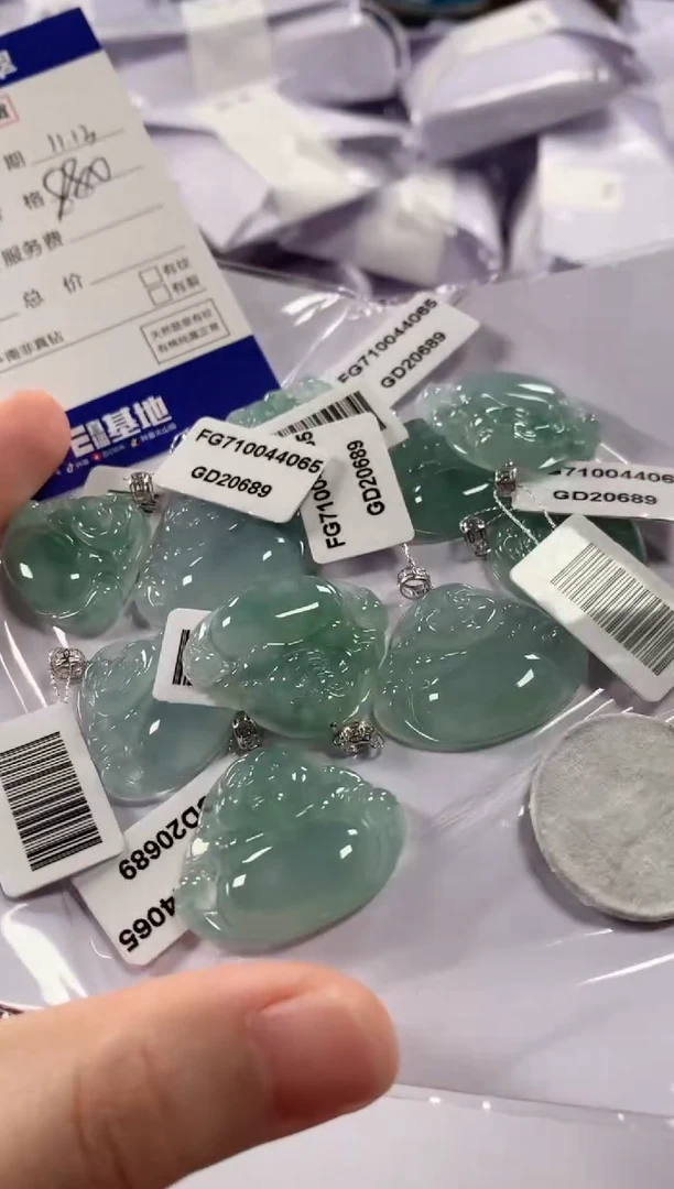颈饰18K金镶嵌翡翠多样性发货，发一件