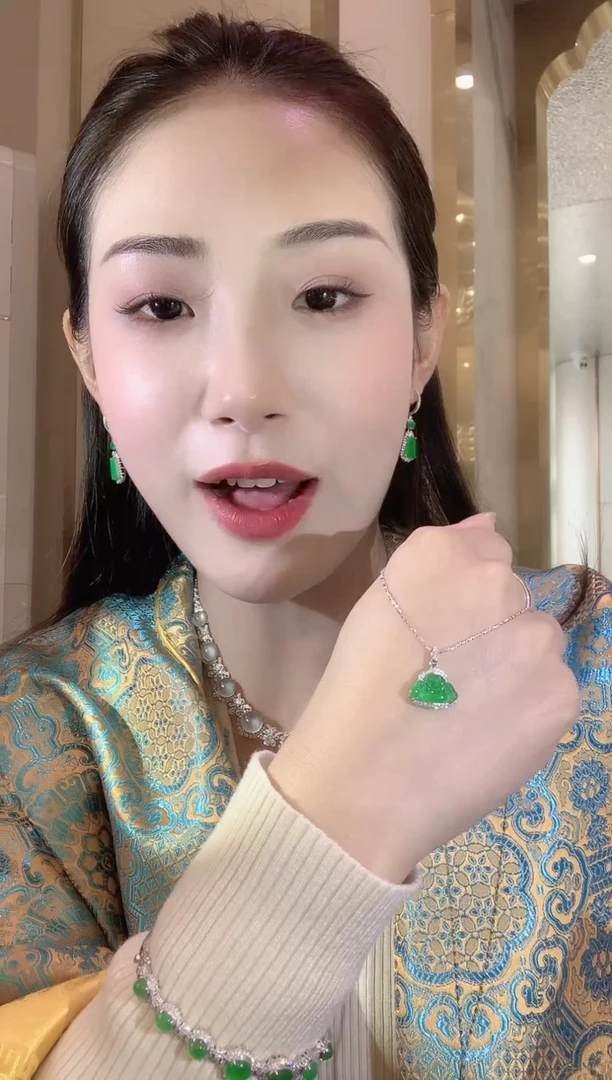 【云中意】-18K金 翡翠佛公吊坠 - 多样性发货一件