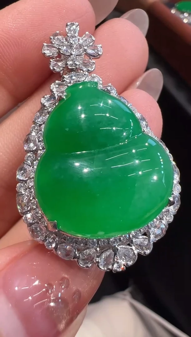 颈饰18K金镶嵌翡翠吊坠