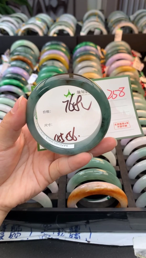 未镶嵌定制翡翠柠*?毛货需精细抛光+多人