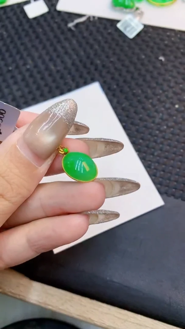 颈饰18K金镶嵌翡翠1