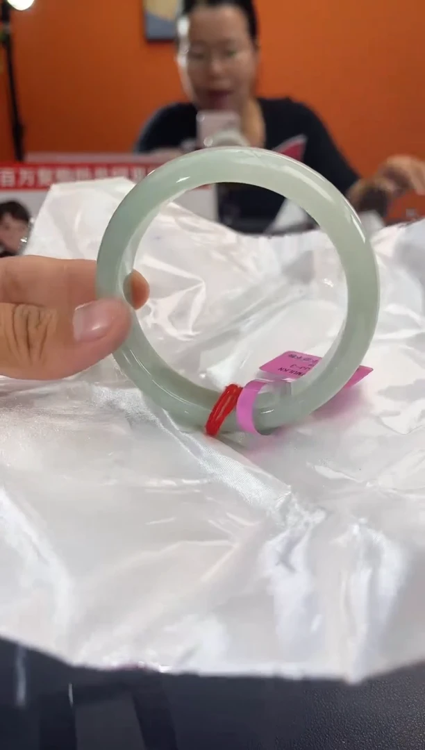 翡翠手镯未镶嵌翡翠手镯