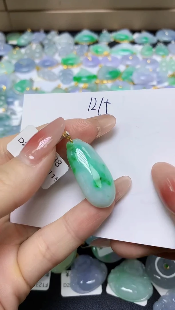 翡翠18K金镶嵌颈饰 天然缅甸翡翠A货