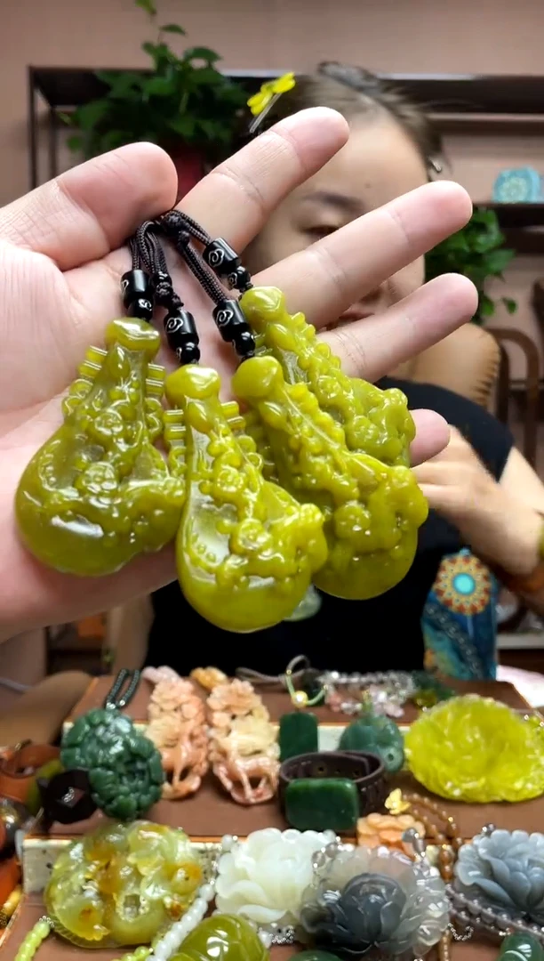 未镶嵌岫玉吊坠多样性发货发其中之一