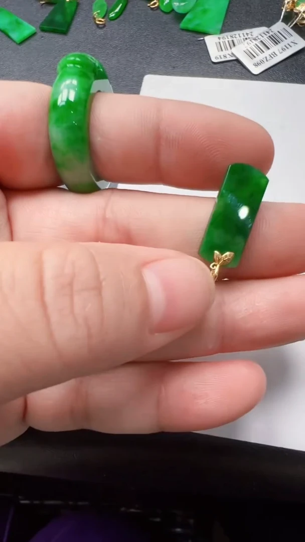 翡翠18K金镶嵌颈饰吊坠