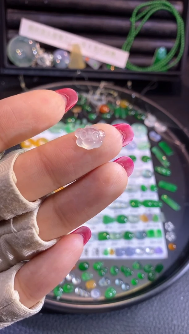 翡翠挂件未镶嵌小熊