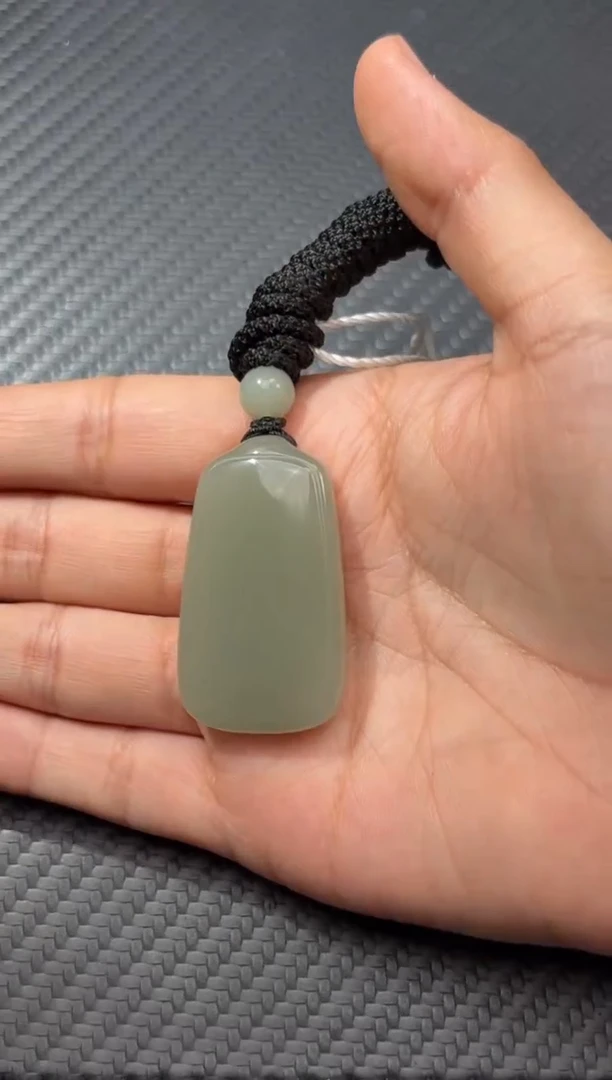 吊坠(不含链)未镶嵌和田玉且末近矿微色差吊坠