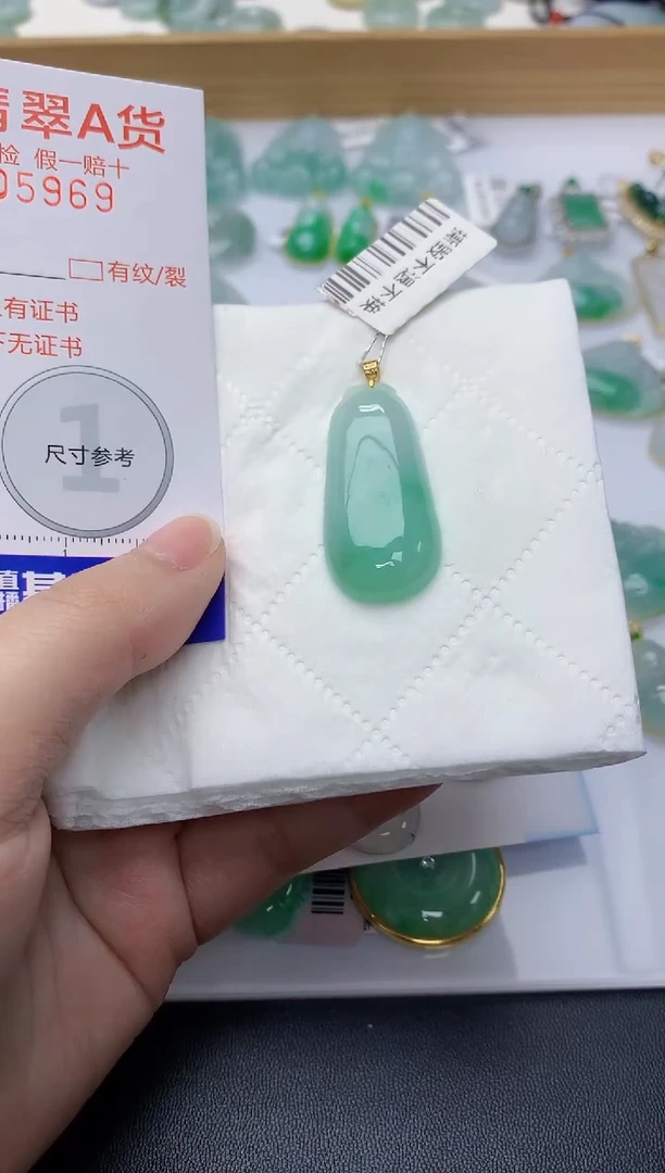 颈饰18K金镶嵌翡翠天然A货