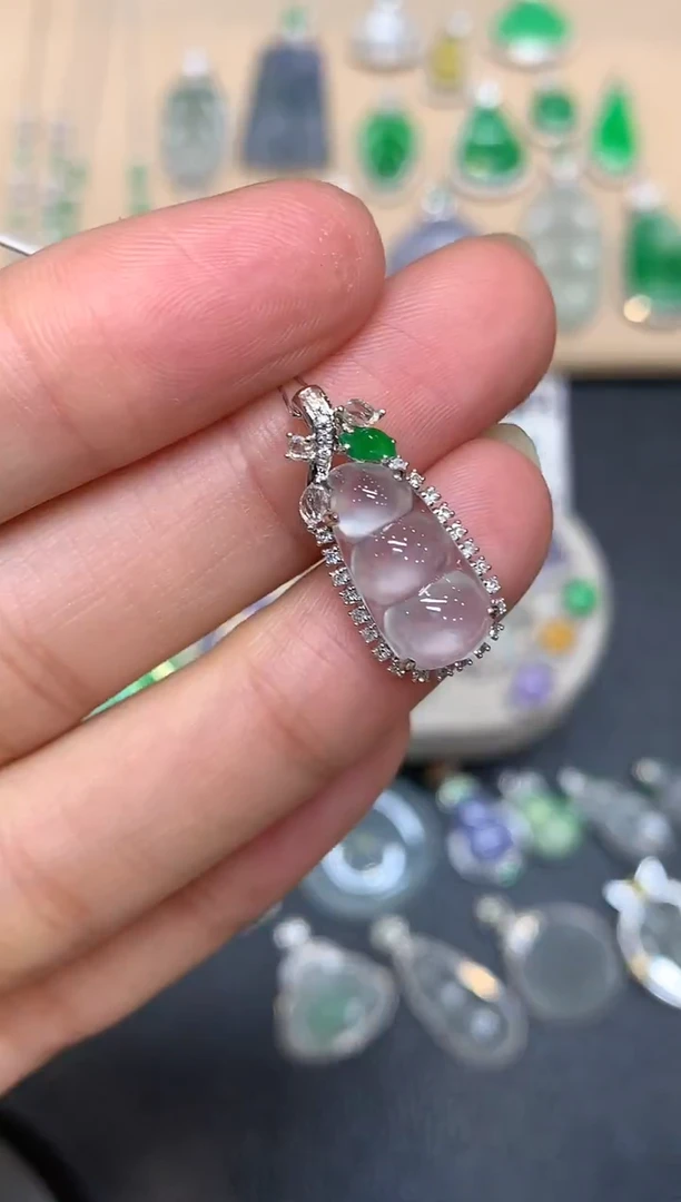 颈饰18K金镶嵌翡翠福豆【无服务费