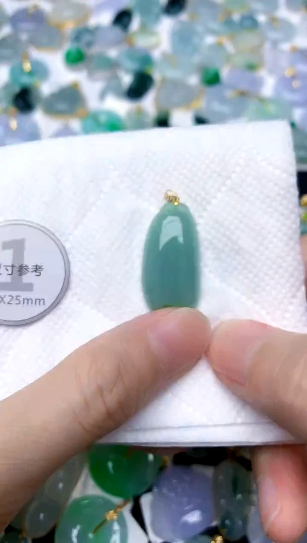 颈饰18K金镶嵌翡翠天然A货翡翠