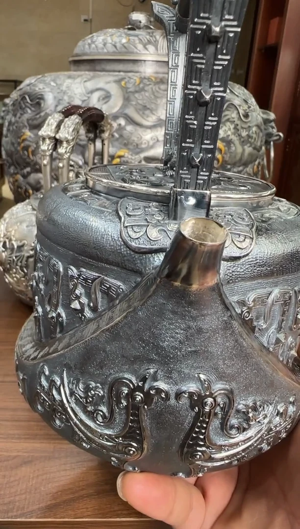 保*足银999精工手工战国饕餮纹异型大师鏨刻烧水壶