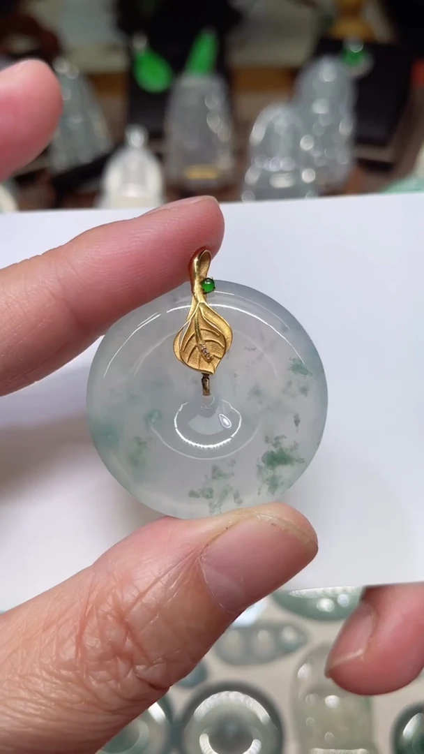 颈饰18K金镶嵌翡翠平安扣