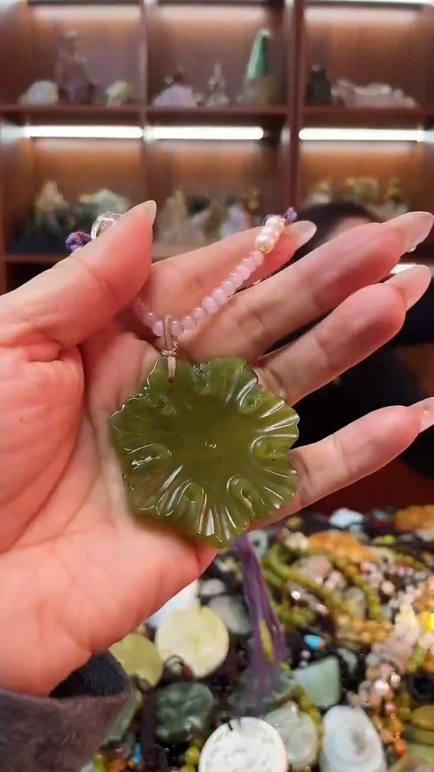 未镶嵌蛇纹石玉吊坠