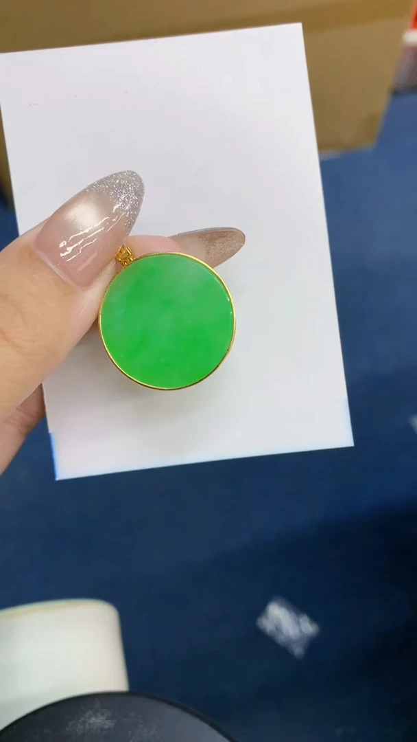 颈饰18K金镶嵌翡翠1