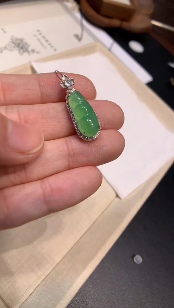 颈饰18K金镶嵌翡翠福豆