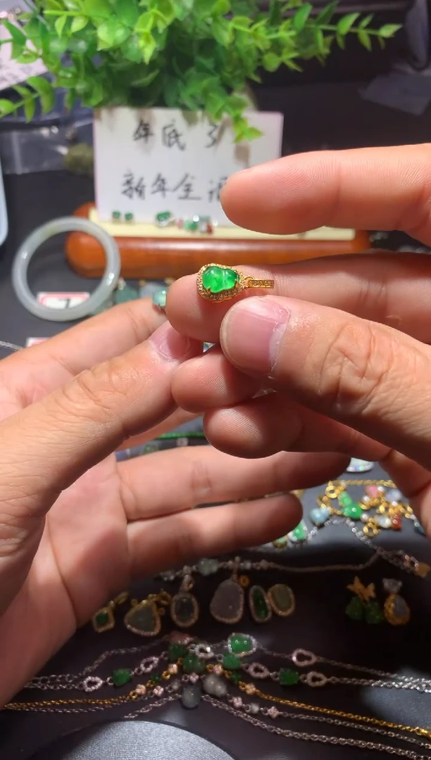 吊坠(不含链)未镶嵌翡翠小**?1