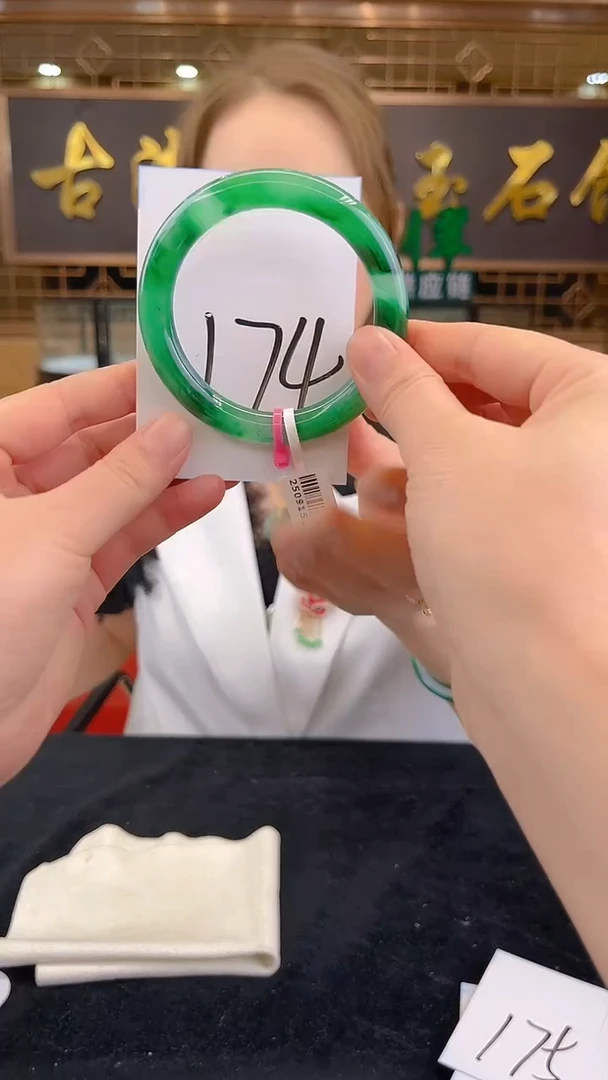 未镶嵌手镯石英质玉（非洲翠）微瑕介意勿拍