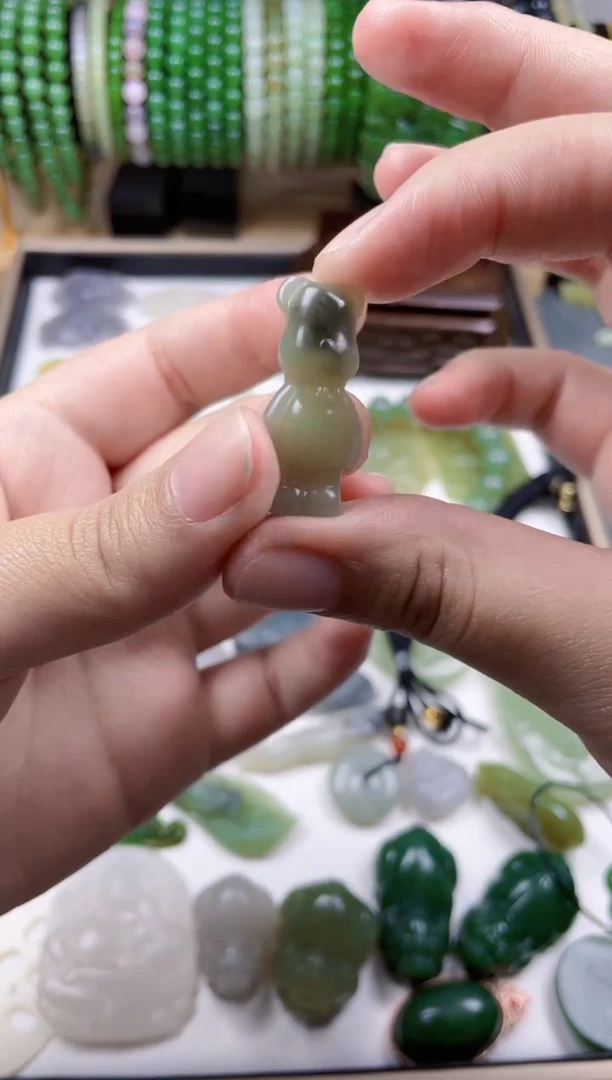 颈饰合金和田玉暴力熊