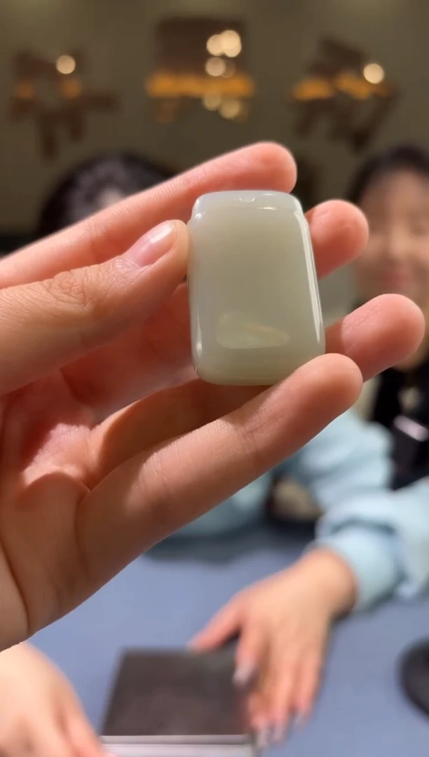 颈饰未镶嵌和田玉吊坠