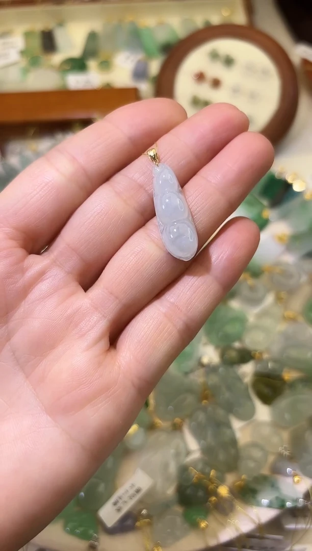 颈饰18K金镶嵌翡翠豆子