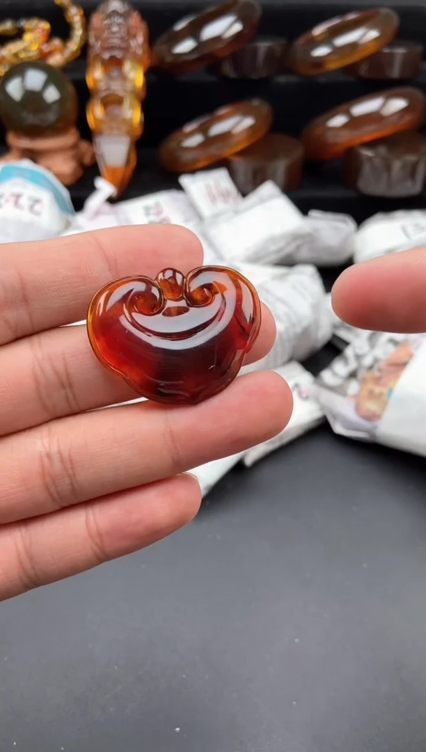 【闪购商品】琥珀颈饰未镶嵌棕血珀如意锁吊坠