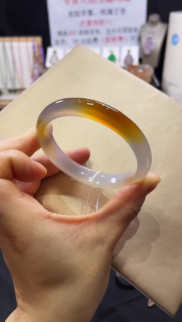 【闪购商品】玛瑙/玉髓手镯未镶嵌不同角度不同光线色不同