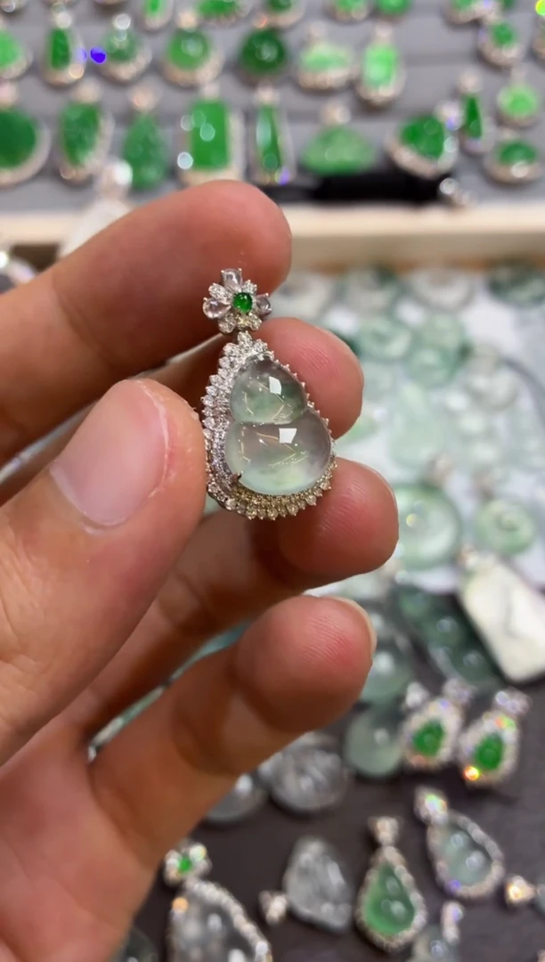 吊坠(不含链)18K金镶嵌翡翠葫芦