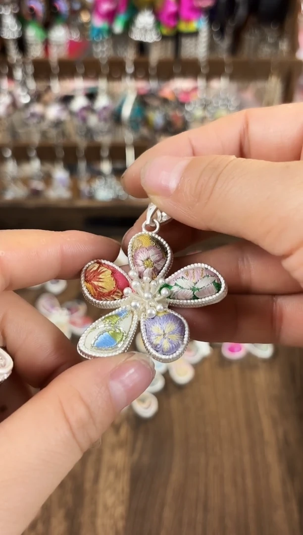 织绣彩云南阁非遗老绣饰品050