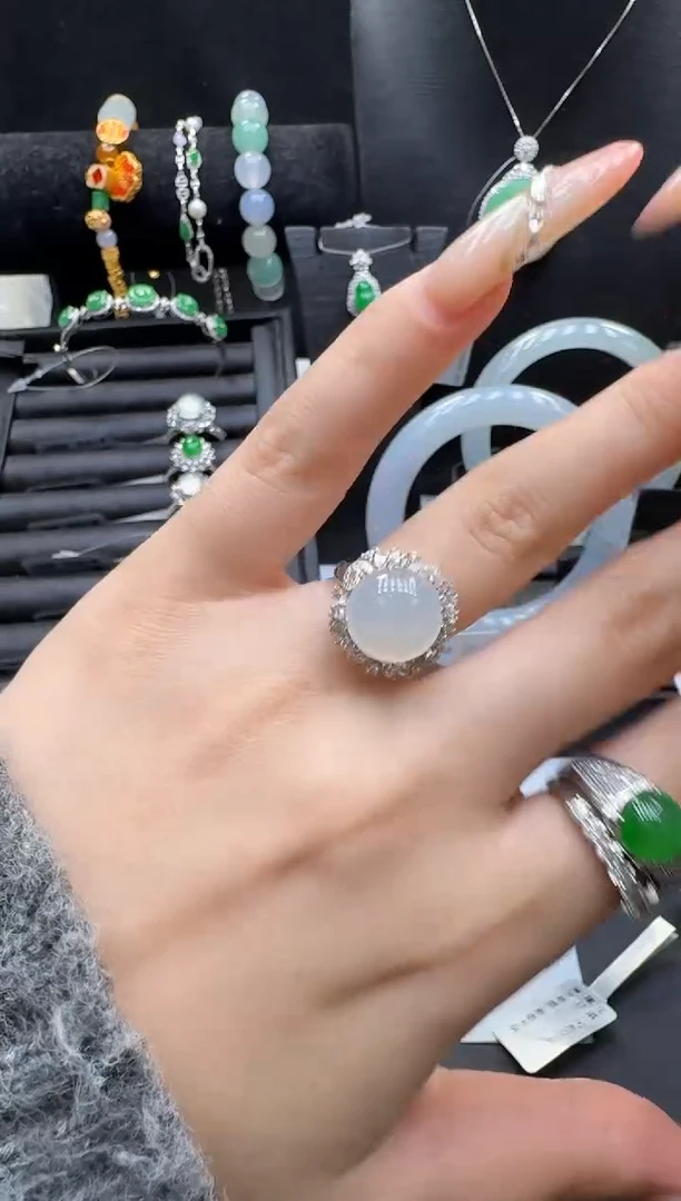 18K金镶嵌戒指翡翠翡翠戒指