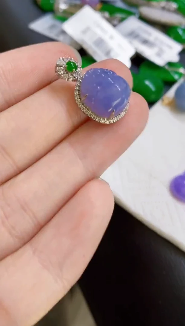 颈饰18K金镶嵌翡翠貔貅